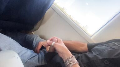 VERSEHENTLICHER SEX IM ZUG - HANDJOB UND CUMSHOT MIT AMATEUR MILF - 7 image