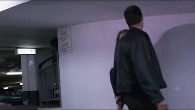 Yolanda Julien follada en un coche