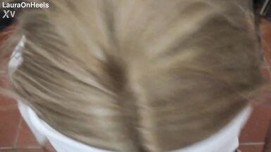 Vorschau - Blonde MILF in weißer Halskrause mit Sonnenbrille gekleidet POV