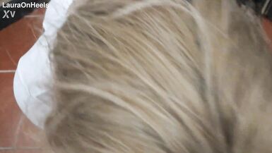 Önizleme - Güneş gözlüklü beyaz boğazlı elbise giymiş sarışın MILF POV