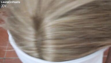 Önizleme - Güneş gözlüklü beyaz boğazlı elbise giymiş sarışın MILF POV