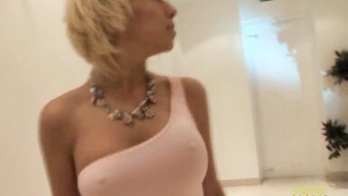 Une superbe blonde MILF écarte largement les jambes pour se faire baiser la chatte rasée après avoir sucé une bite. - 1 image