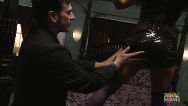 Ashley Rose's amazing oral skills make a guy cum hard in her trimmed pussy