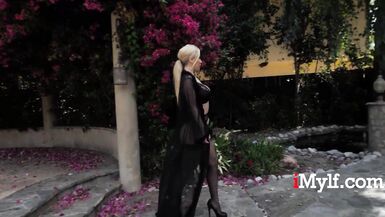 Le tette enormi di Savannah Bond rimbalzano mentre tradisce il suo uomo con una scopata selvaggia - 1 image