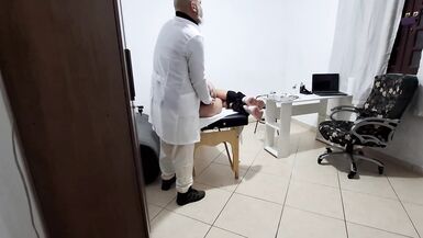 Gabi SweetCoupleStories, anal muayene sırasında doktoru tarafından parmaklanıyor ve külot içinde buharlı bir elle muamele veriyor