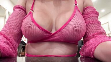 Artemisia Love sacude sus tetas italianas perfectas en el club mostrando sus tetas naturales rebotando - 1 image