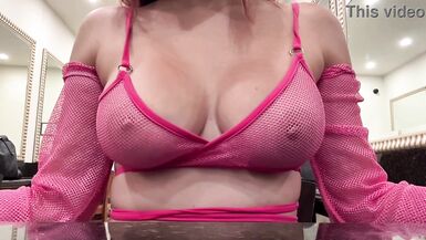 Artemisia Love sacude sus tetas italianas perfectas en el club mostrando sus tetas naturales rebotando - 7 image