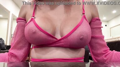 Artemisia Love sacude sus tetas italianas perfectas en el club mostrando sus tetas naturales rebotando - 9 image