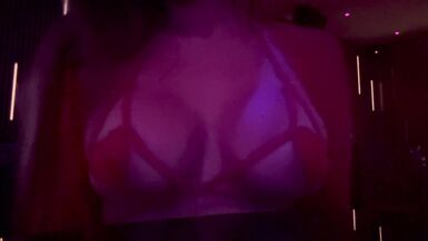 Belle-mère Artemisia Love exhibe ses seins naturels et montre ses gros nichons en public