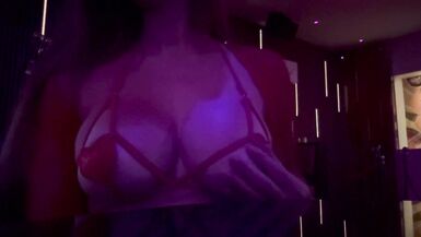 Belle-mère Artemisia Love exhibe ses seins naturels et montre ses gros nichons en public