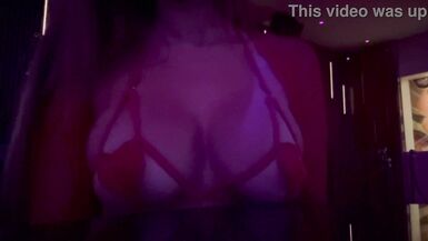 Belle-mère Artemisia Love exhibe ses seins naturels et montre ses gros nichons en public