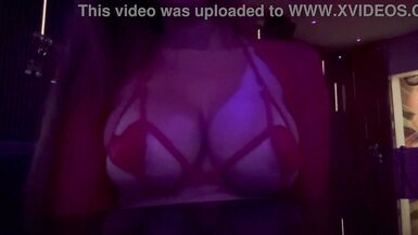 Belle-mère Artemisia Love exhibe ses seins naturels et montre ses gros nichons en public