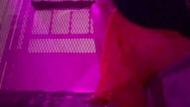 Artemisia Love mostra i suoi tacchi alti e le gambe in pubblico in una feticista allaperto