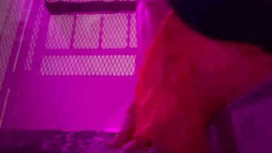 Artemisia Love 在公共户外恋物癖中炫耀她的高跟鞋和双腿