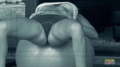 Brandy Aniston fait bander ses tétons et les lèche pour une éjac