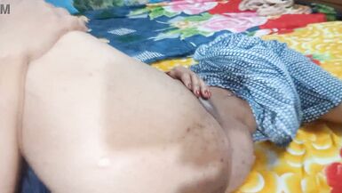 Yoursaliabegum se fait examiner la chatte par le docteur indien - Web série hindi - 10 image