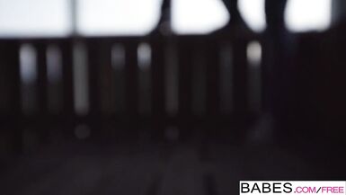 Leçons de belle-mère : Violette Pure and Isabella Lui s’attaquent à la grosse bite de Leny Evil en baise hardcore - 1 image