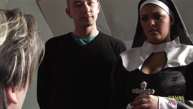 Sieh zu, wie diese heißen Babes sich abwechselnd auf zwei gut bestückten Kerlen mit ihren wippenden Titten freuen - 1 image