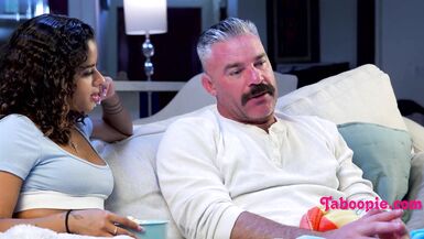 Beau-père Charles Dera offre à Isabella Jules une baise de demi-frère bien glissante qu’elle n’oubliera jamais