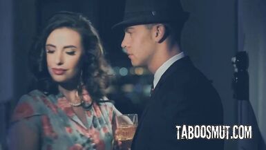 Whitney Wright and Casey Calvert dominées dans un plan à trois tabou avec fessées BDSM et domination