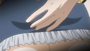 MILF blonde sexy se fait tripoter le gros cul dans le train et se fait gicler dessus