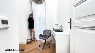 Mira a la secretaria Julia North suplicar por su trabajo y aguantarla bien profundo en el culo como una campeona - 2 image