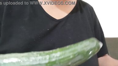 Regarde Karmica, l’amatrice ronde de Malaisie, jouer avec sa chatte poilue et un concombre