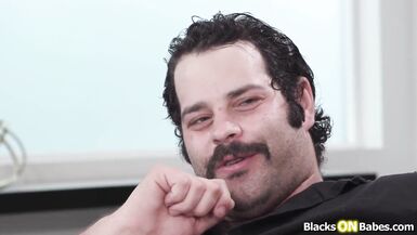 Veja Whitney OC engasgando no pauzão do Freddy Mac enquanto o marido corno assiste com ciúmes - 2 image