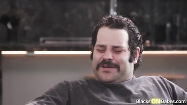Veja Whitney OC engasgando no pauzão do Freddy Mac enquanto o marido corno assiste com ciúmes - 3 image