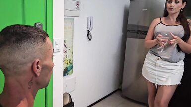 Agatha Mama and Hugo Corleone partagent une sextape maison torride avec une MILF timide - 2 image