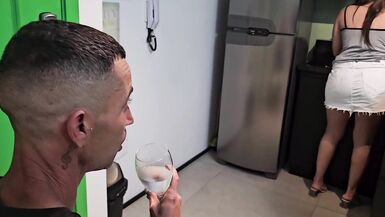 Agatha Mama and Hugo Corleone partagent une sextape maison torride avec une MILF timide - 3 image