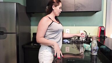 Agatha Mama and Hugo Corleone partagent une sextape maison torride avec une MILF timide - 4 image