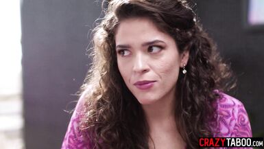 Kenzie Taylor démonte la patronne au gros cul Victoria Voxxx et Spencer Bradley dans une vidéo porno réaliste chaude