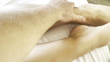 Alex_Lux offre un massage torride à l’hôtel et défonce sa chatte serrée avec sa grosse bite