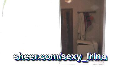 Le cul nue de Konstanzia mouillé et sauvage sous la douche publique par un voisin - 1 image