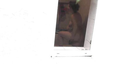 Le cul nue de Konstanzia mouillé et sauvage sous la douche publique par un voisin - 12 image