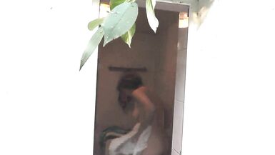 Le cul nue de Konstanzia mouillé et sauvage sous la douche publique par un voisin - 14 image