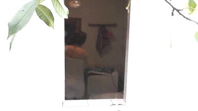 Le cul nue de Konstanzia mouillé et sauvage sous la douche publique par un voisin - 15 image