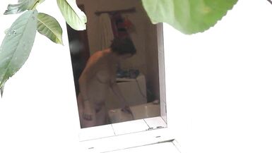 Le cul nue de Konstanzia mouillé et sauvage sous la douche publique par un voisin - 2 image