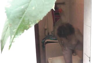 Le cul nue de Konstanzia mouillé et sauvage sous la douche publique par un voisin - 5 image