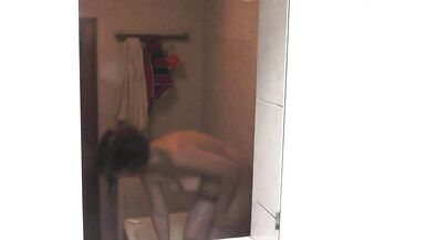 Le cul nue de Konstanzia mouillé et sauvage sous la douche publique par un voisin - 7 image