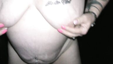 Mastercnz fait sortir la MILF néo-zélandaise CaraPornstar nue et sale pour jeter les déchets