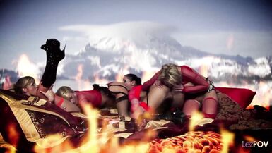 Mira a estas milfs morbosas en medias y botas de látex disfrutar un cuarteto caliente con juego de coño, dildo, dedos y más - 12 image
