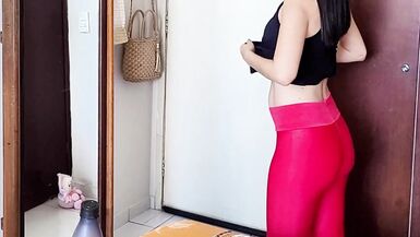 L’ami du beau-fils rend visite à la MILF mûre d’à côté et défonce sa chatte crémeuse - 2 image