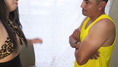 Un Latino et sa belle-fille pulpeuse s’éclatent sur le canapé