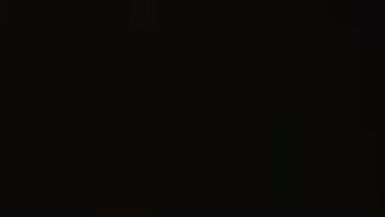 MILF aux gros seins se fait jouir au lit avec ses énormes nichons