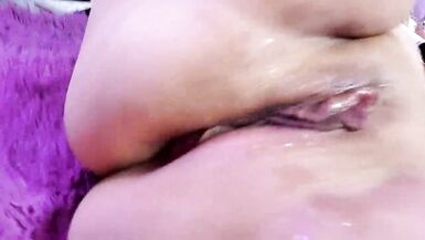 Watch AimeeParadise, the seductive chubby MILF, scream in pleasure while playing with her dirty pussy and dirty mind - 5 image