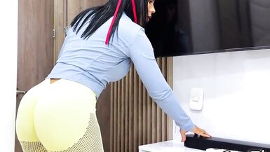 Büyük kıçlı seksi Kolombiyalı MILF televizyonumu tamir ediyor ve bana derin bir anal vuruş yapıyor - 4 image