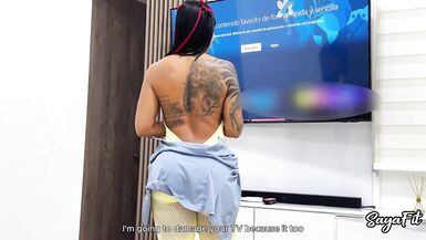 Sexy MILF colombienne au gros cul répare ma télé et me défonce le cul en profondeur