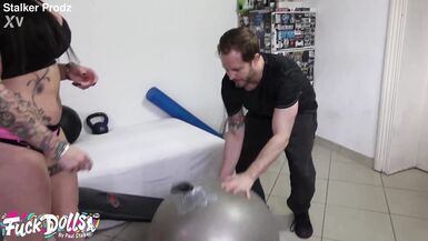 Mira a Paul Stalker destrozar el culo tatuado de Julia Exclusiv con su polla enorme y correrse en su boca